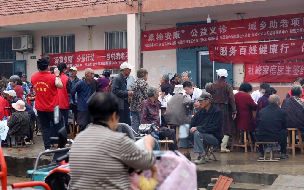 中秋送暖护健康!玲珑英诚医院赴金岭镇草沟头村开…