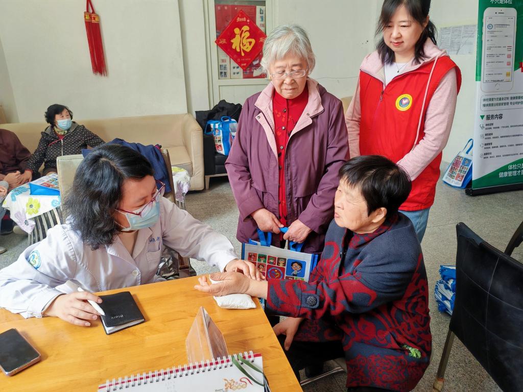 健康“医”路行 公益暖人心：玲珑英诚医院健康义…